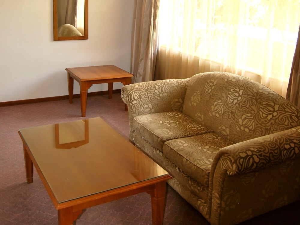 SAFARI LODGE HOTEL & CONVENTION CENTRE 24/50