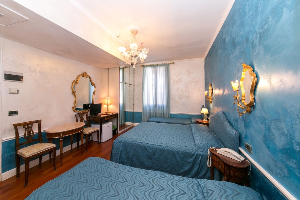 ROOM, QUADRUPLE