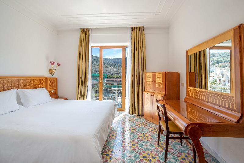 Classic, Double or Twin Bed, Street View