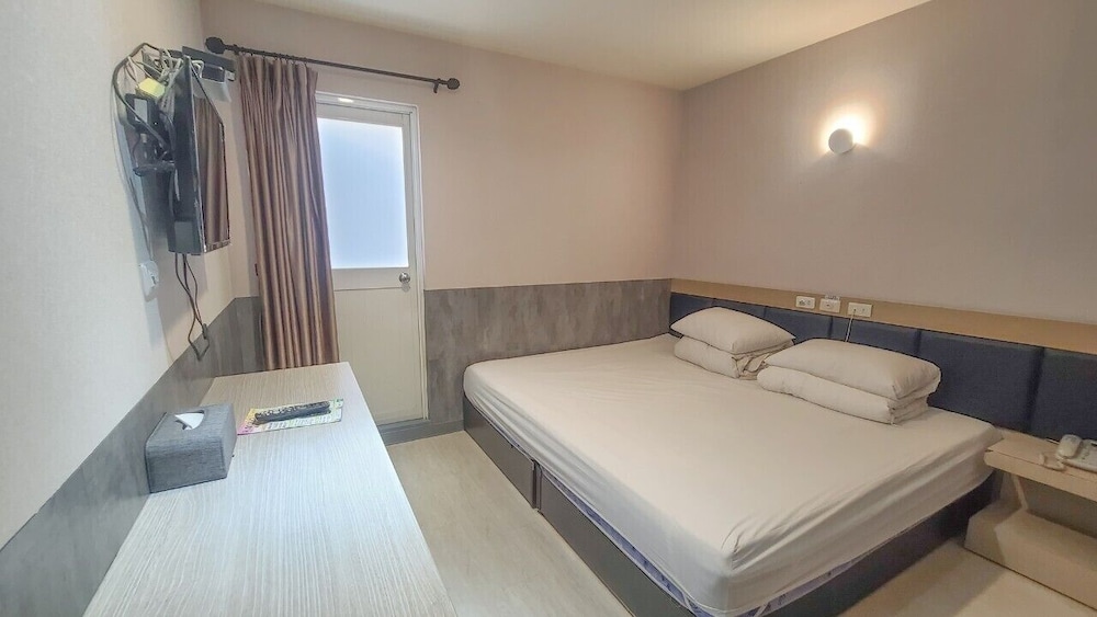 BUSINESS, QUEEN BED, BALCONY