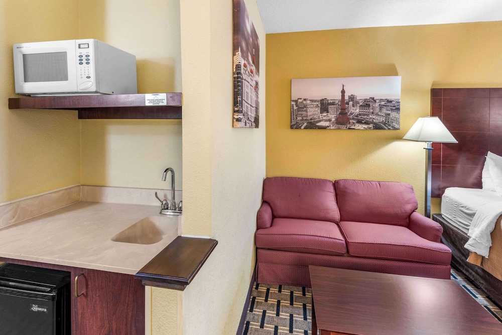 Clarion Inn & Suites Indianapolis Northwest 37/55