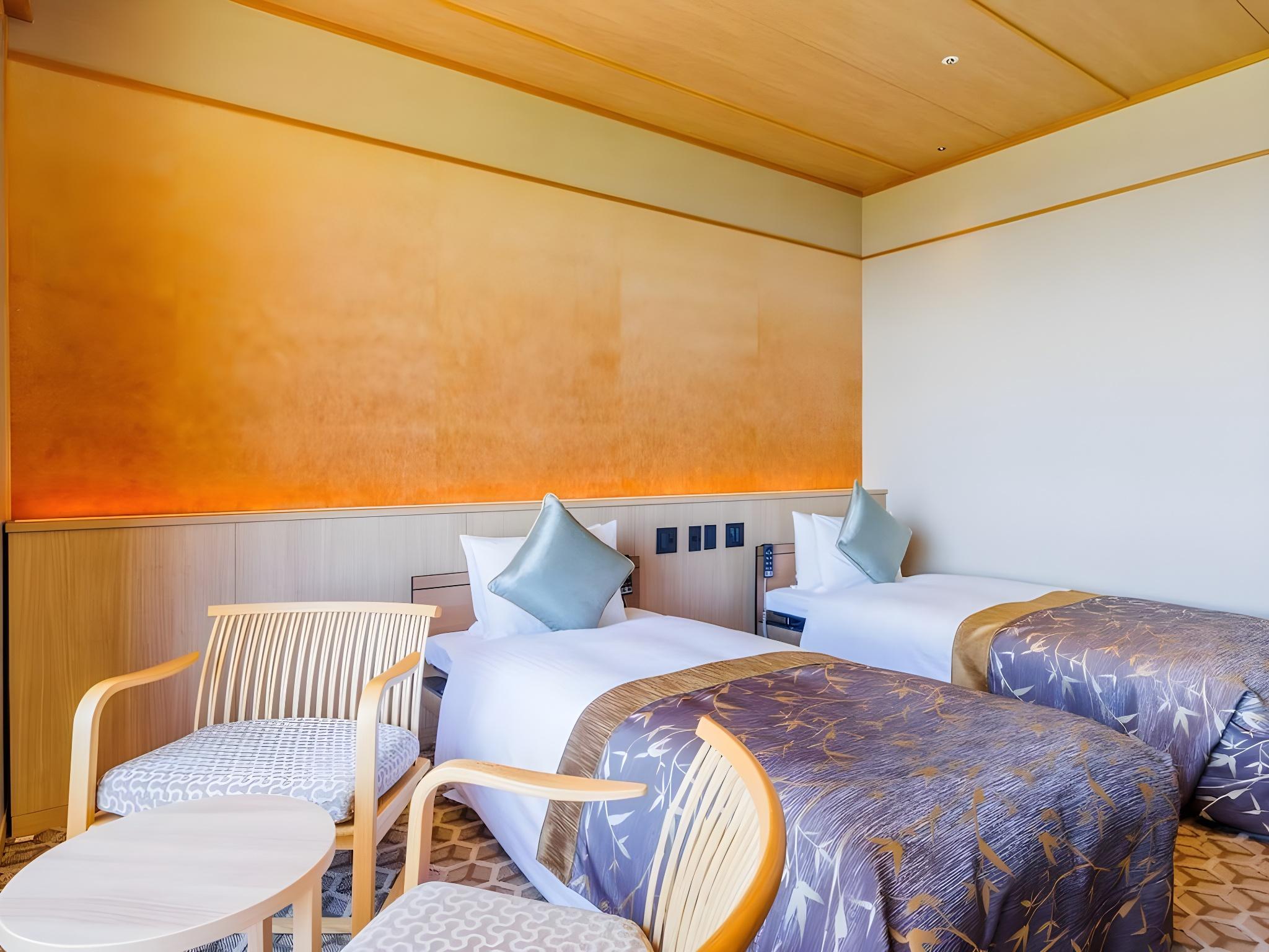 Universal, Twin Beds
