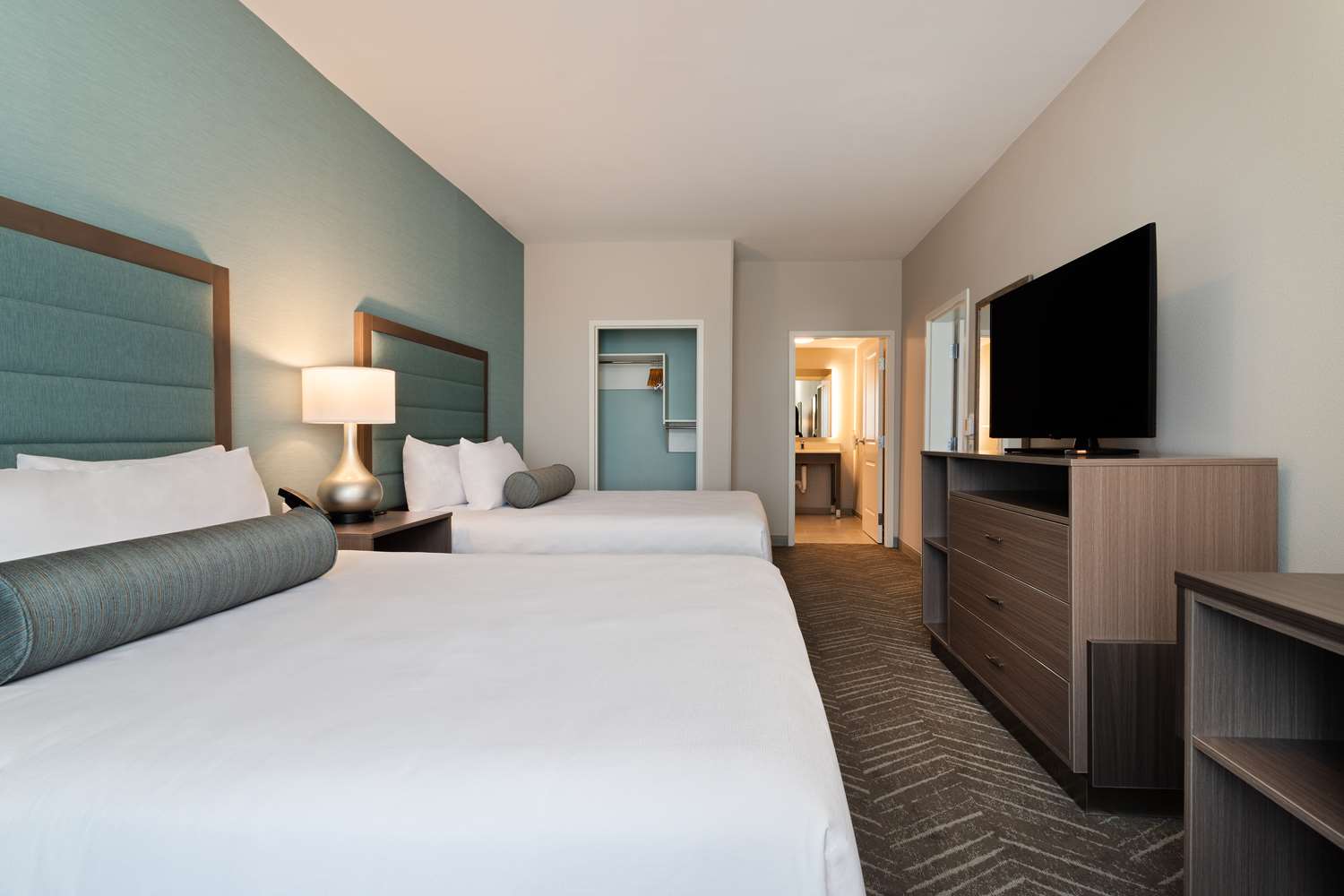 Suite, 2 Queen Beds, Bathtub, Accessible