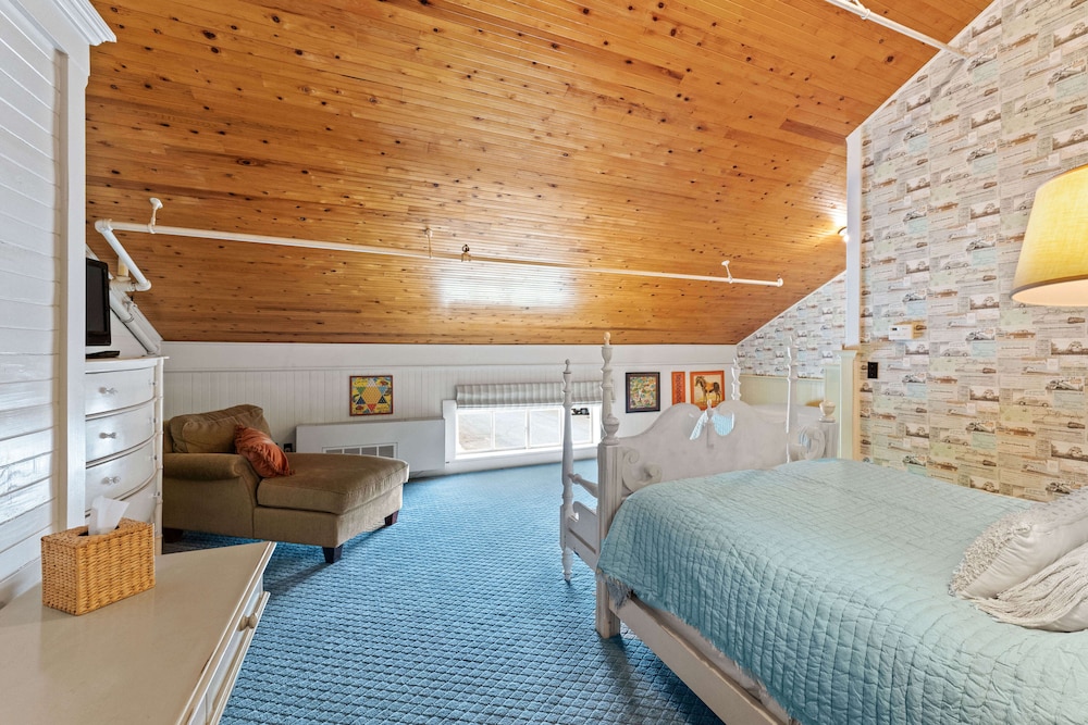1 Queen and 1 Double Bed, Attic