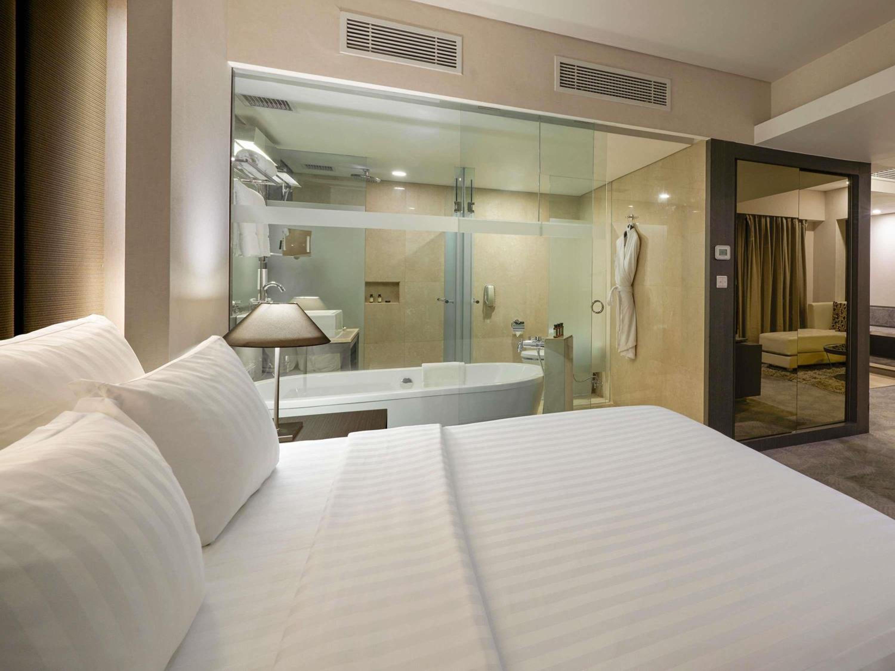 JUNIOR SUITE, KING BED, LOUNGE ACCESS