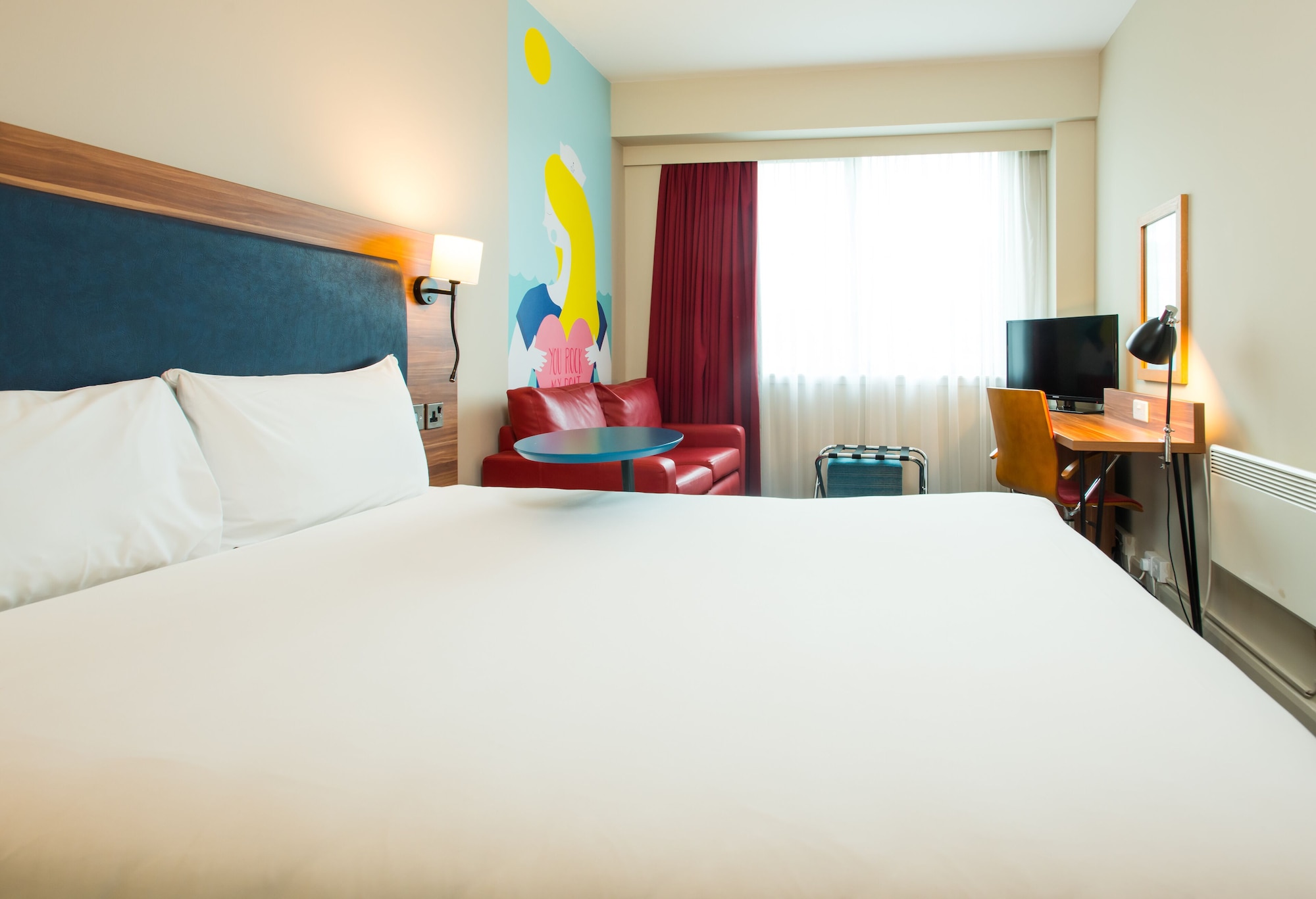 ROOM, QUEEN BED