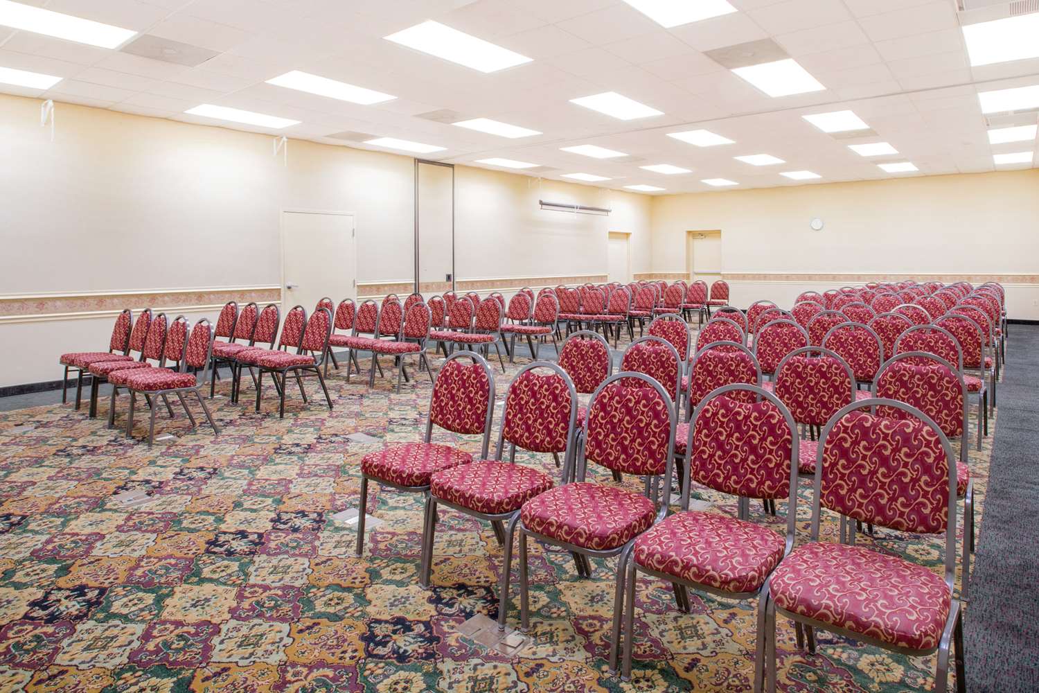 Ramada by Wyndham Edgewood Hotel & Conference Center 16/20