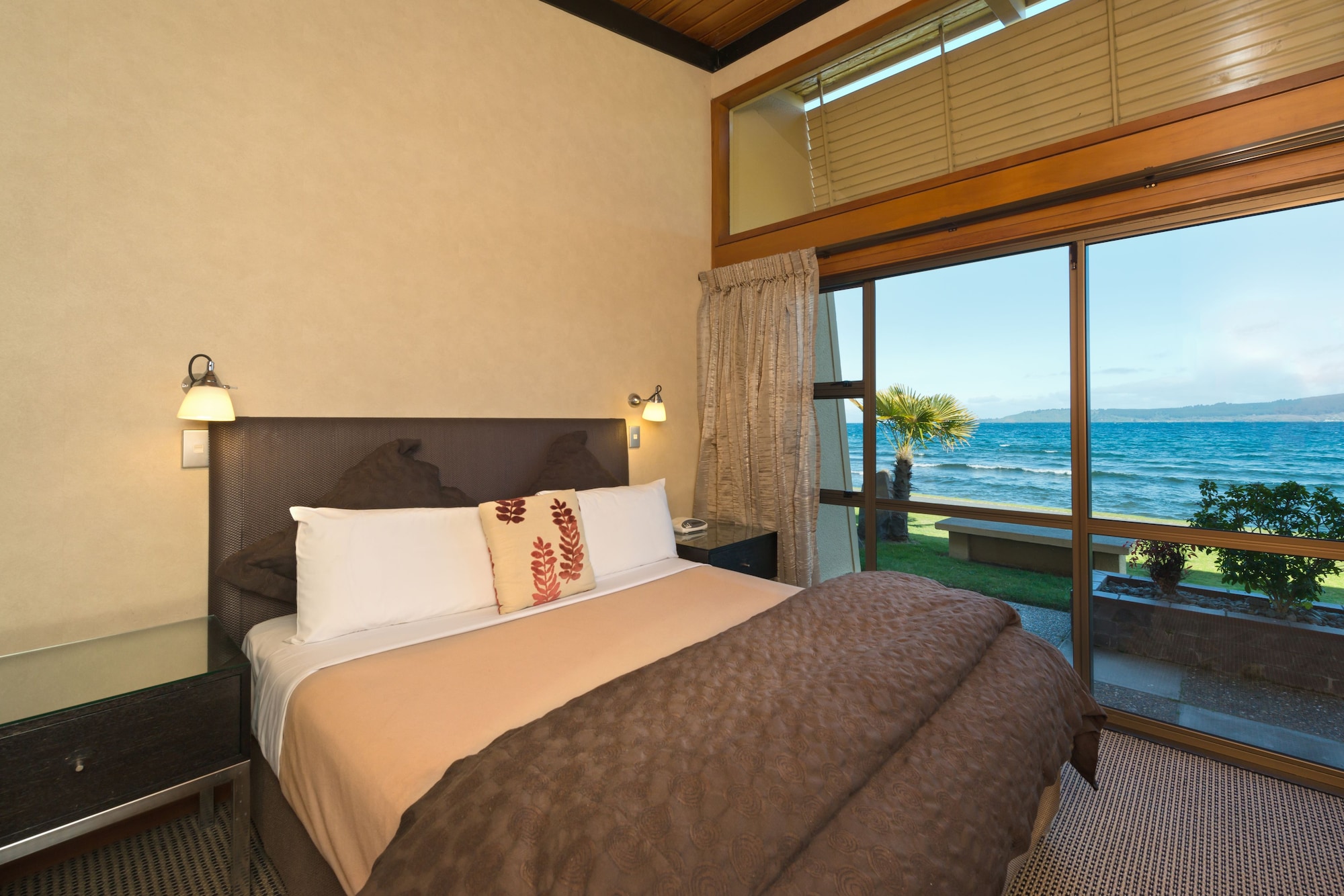 2 BEDROOMS, APARTMENT, LAKE SIDE