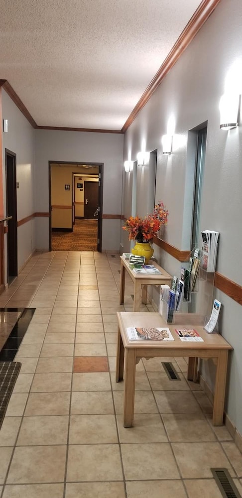 Hometown Inn Suites 28/50