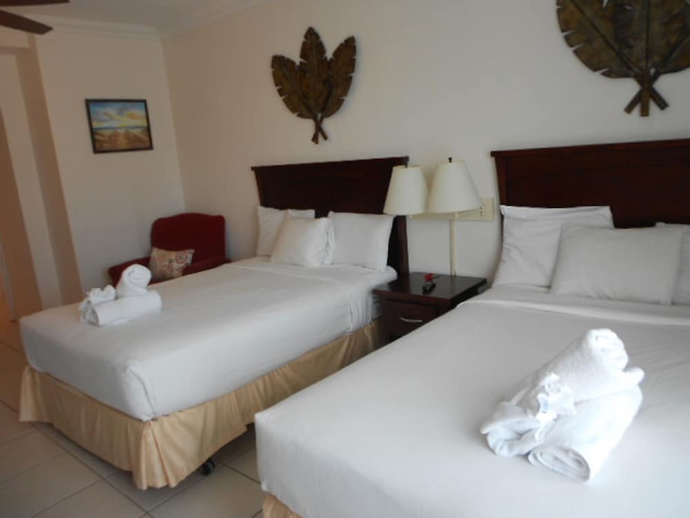 Ocean Front Casablanca Studios with FULL KITCHENS & Beach access By BL Rentals 20/50