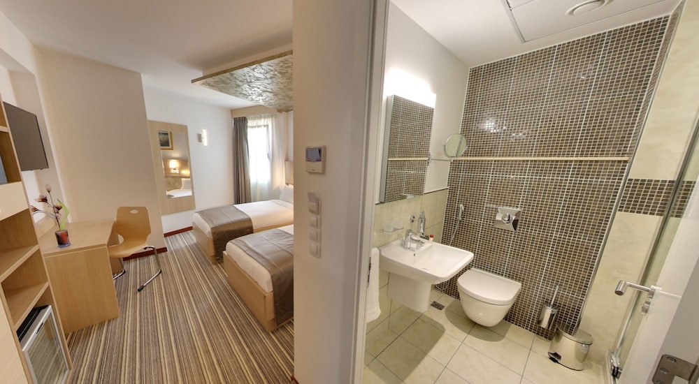 HANI HOTEL 36/37