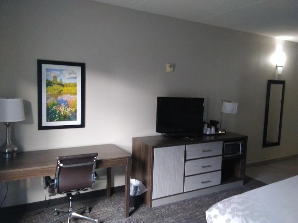 La Quinta Inn and Suites by Wyndham Jamestown 36/46
