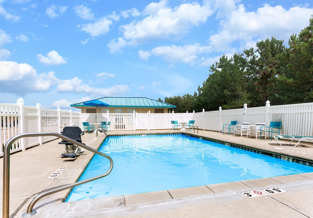 Days Inn by Wyndham Forest 1/40