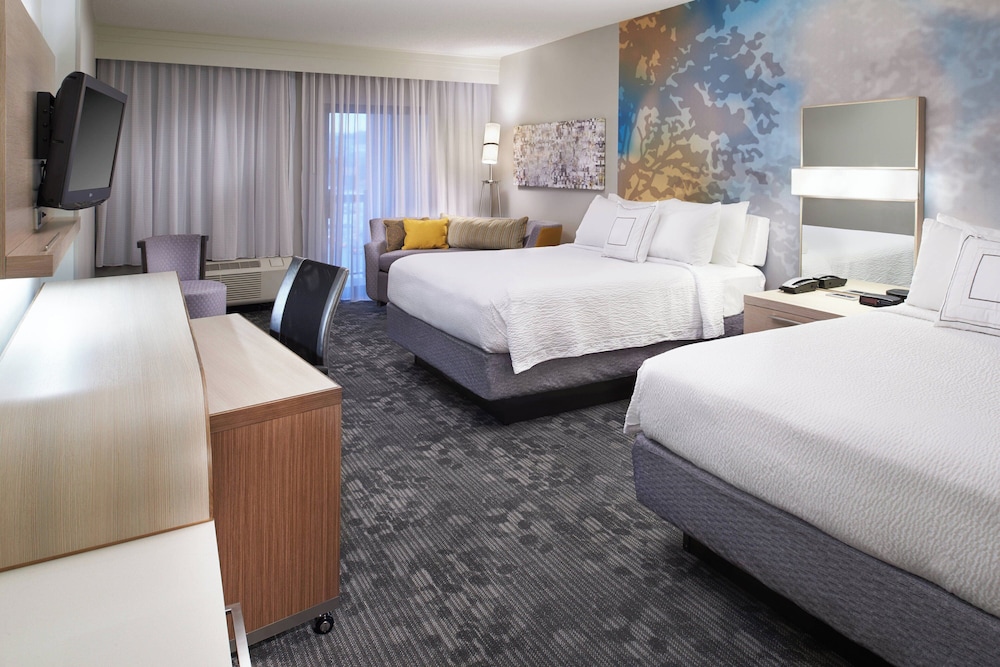 Room at Courtyard Cincinnati Covington, COVINGTON - KY