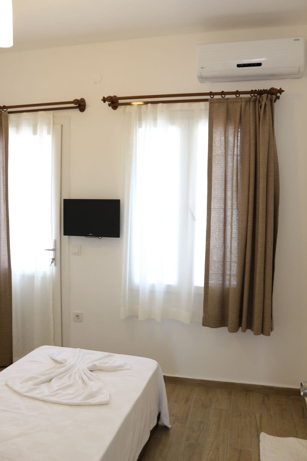 ROOM, SINGLE