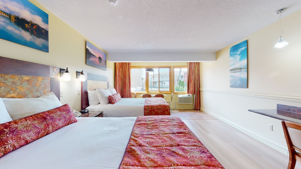 STANDARD, 2 QUEEN BEDS, PARTIAL LAKE VIEW, GROUND FLOOR