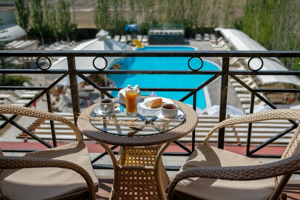 CAUCASUS HOTEL 60/74