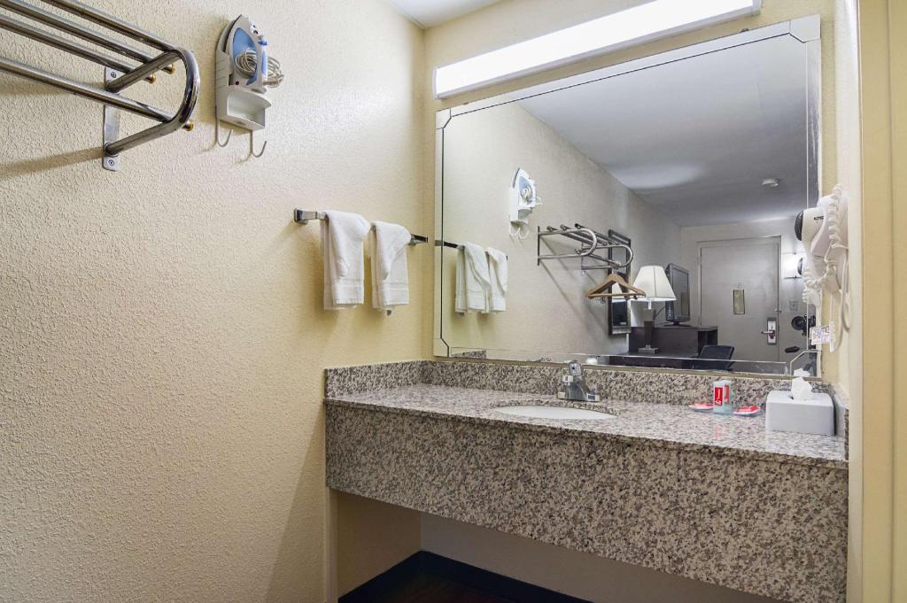 Superior, King Bed, Econo Lodge Research Triangle Park 3/3
