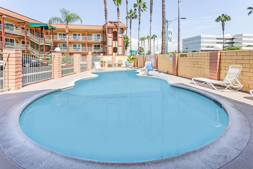 Super 8 by Wyndham Anaheim/Disneyland Drive CA in ANAHEIM - CA