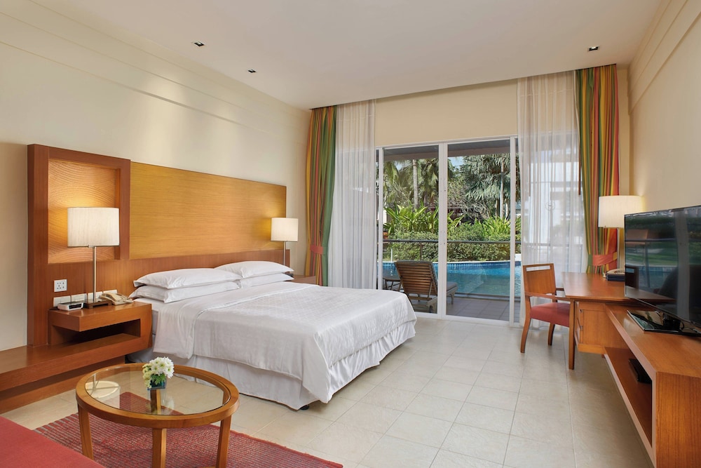Room, King Bed, Pool Side, Sofa