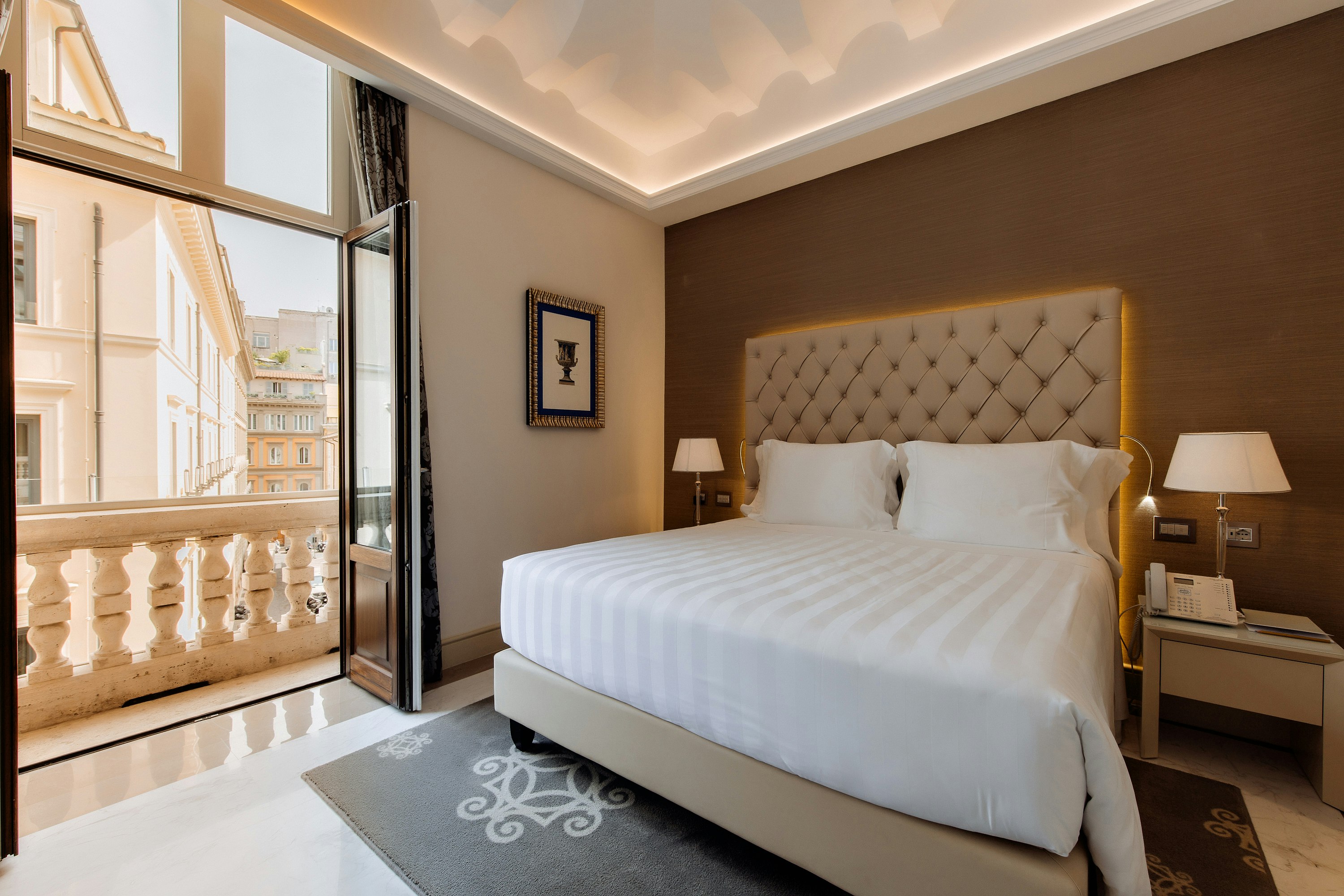 DELUXE, KING BED