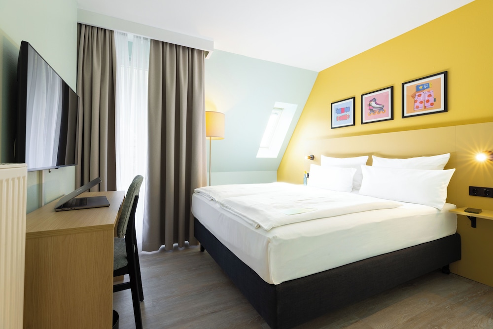 جناح بسرير كوين بغرفة نوم واحدة مع أريكة، Garner Hotel Berlin Messe by IHG 3/6