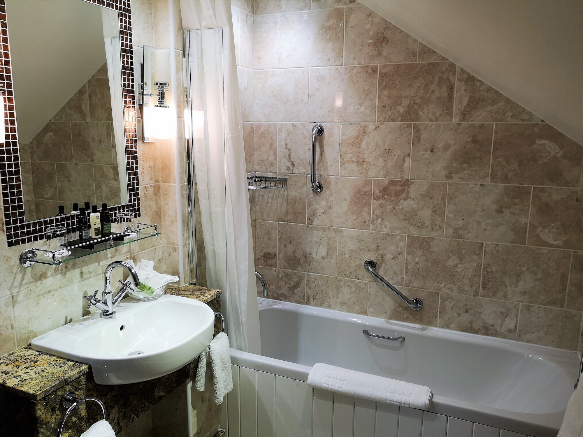 Standard, Double Bed, Castle View، Langley Castle Hotel 3/3
