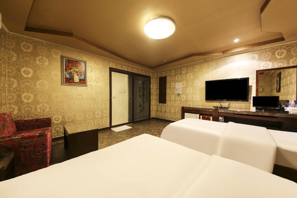Cats Motel 18/24