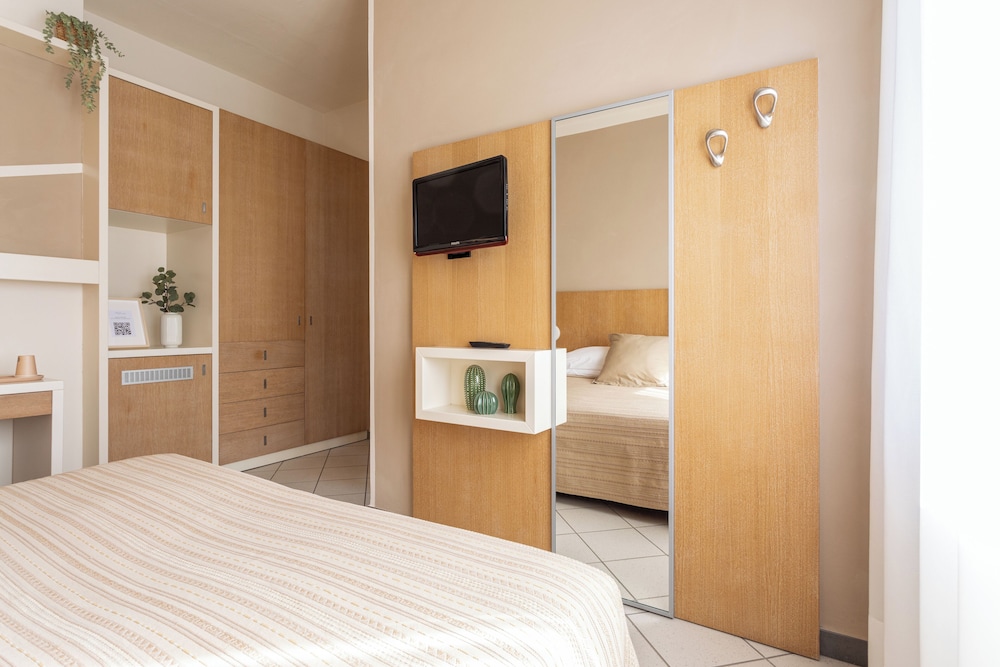 ROOM, DOUBLE OR TWIN BED