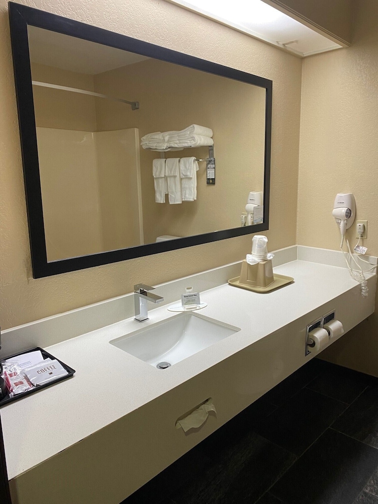 Super 8 by Wyndham New Hampton 30/32