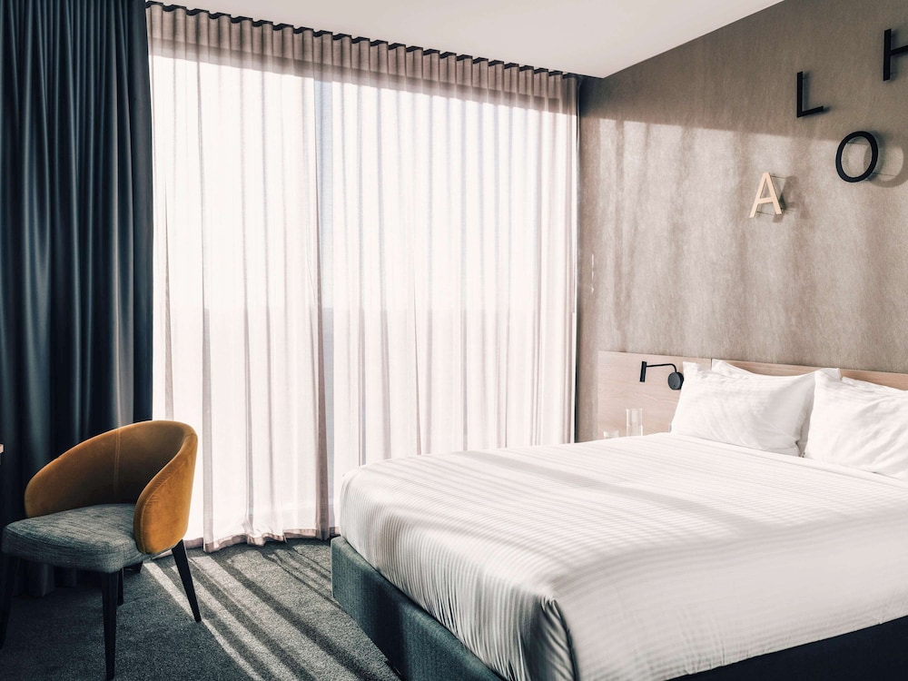 STANDARD, QUEEN BED