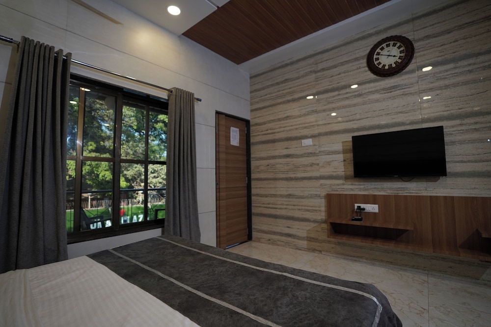 HOTEL KUMAR PLAZA 19/50