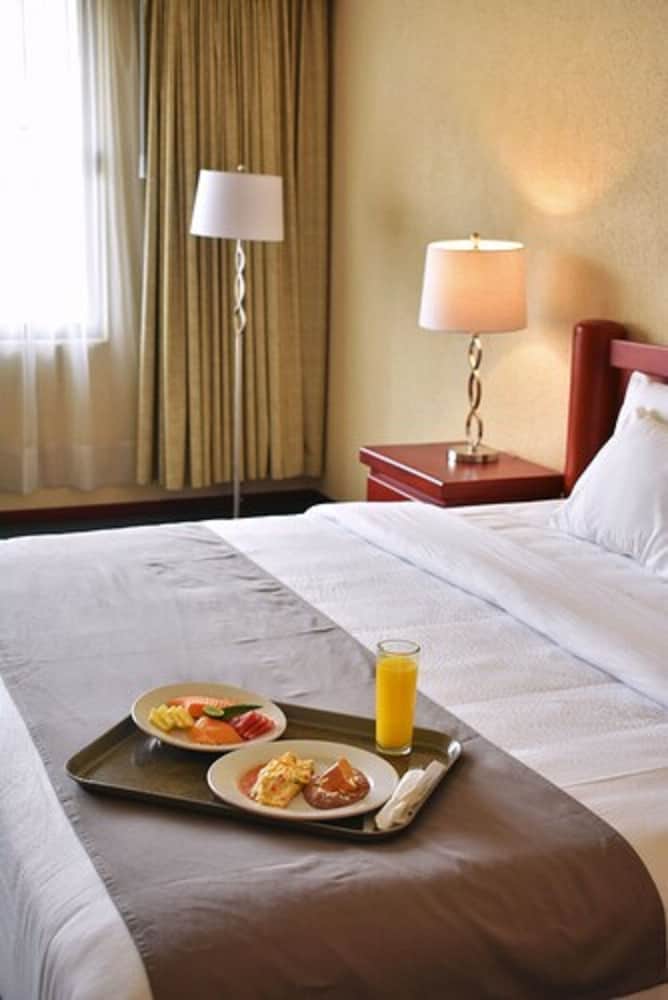 La Posada Hotel &amp; Suites 50/68