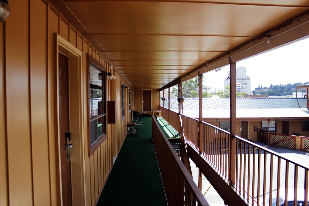 Country Motor Inn 8/64