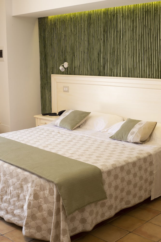 Artemisia Resort 6/43