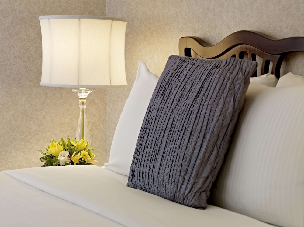 Fairmont Hotel Macdonald 32/62