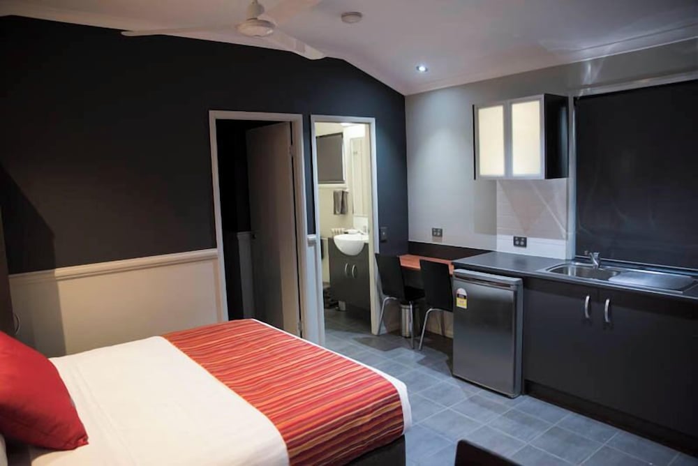 THE ROCKS MOTEL 25/55