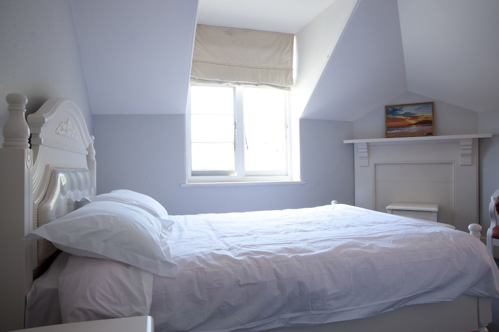 HERITAGE, QUEEN BED, SHARED BATHROOM