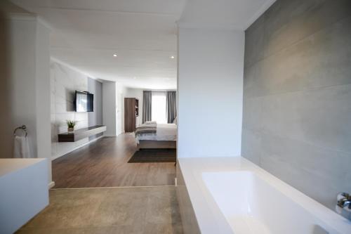 The Royal Bryanston 32/33