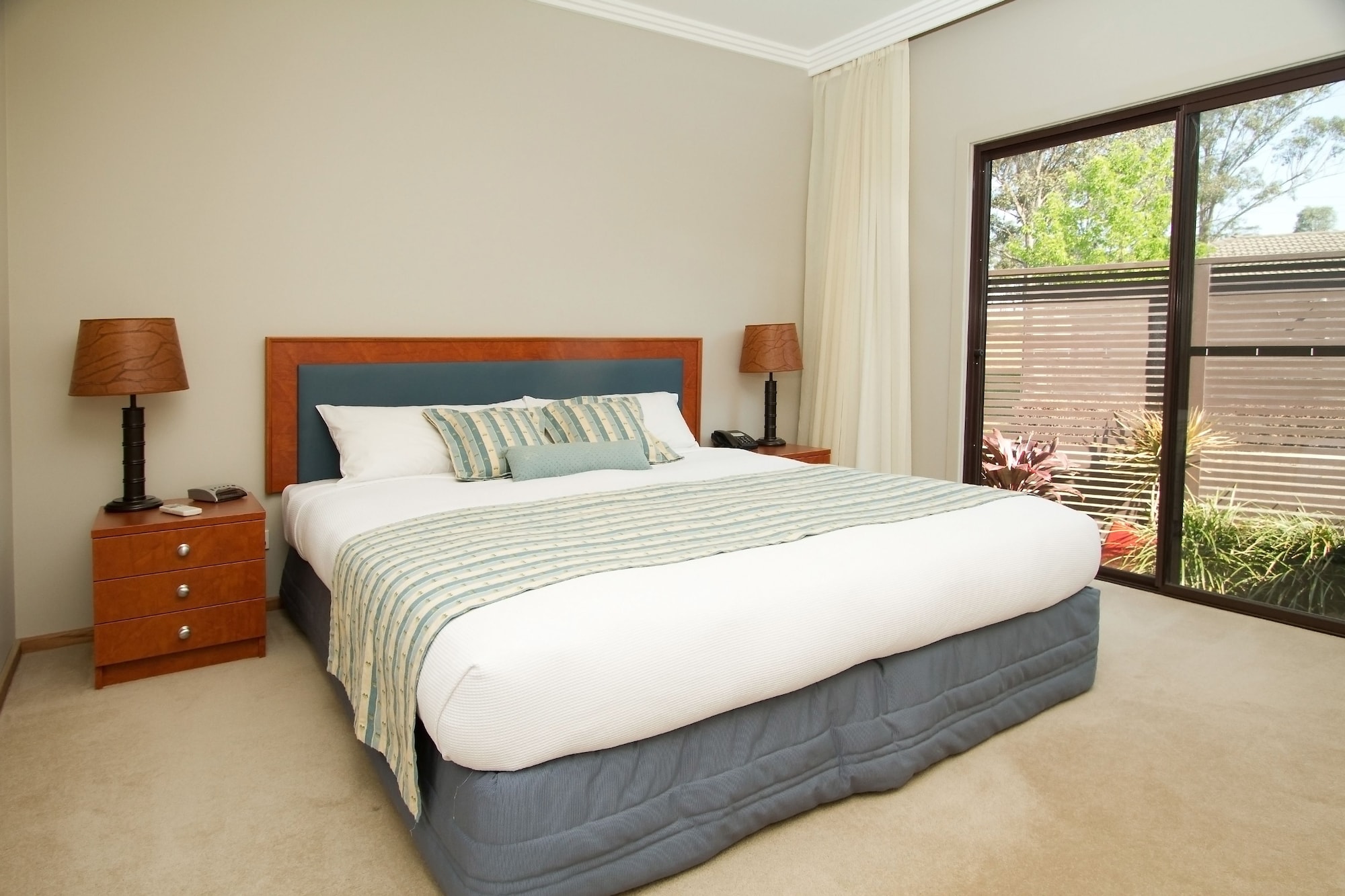 Vineyard, Suite, King Bed, Sofa