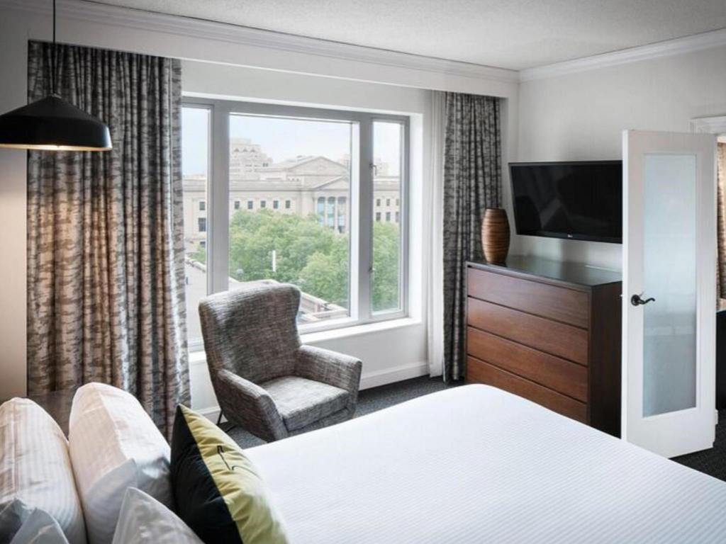 CANTERBURY, SUITE, KING BED, CORNER