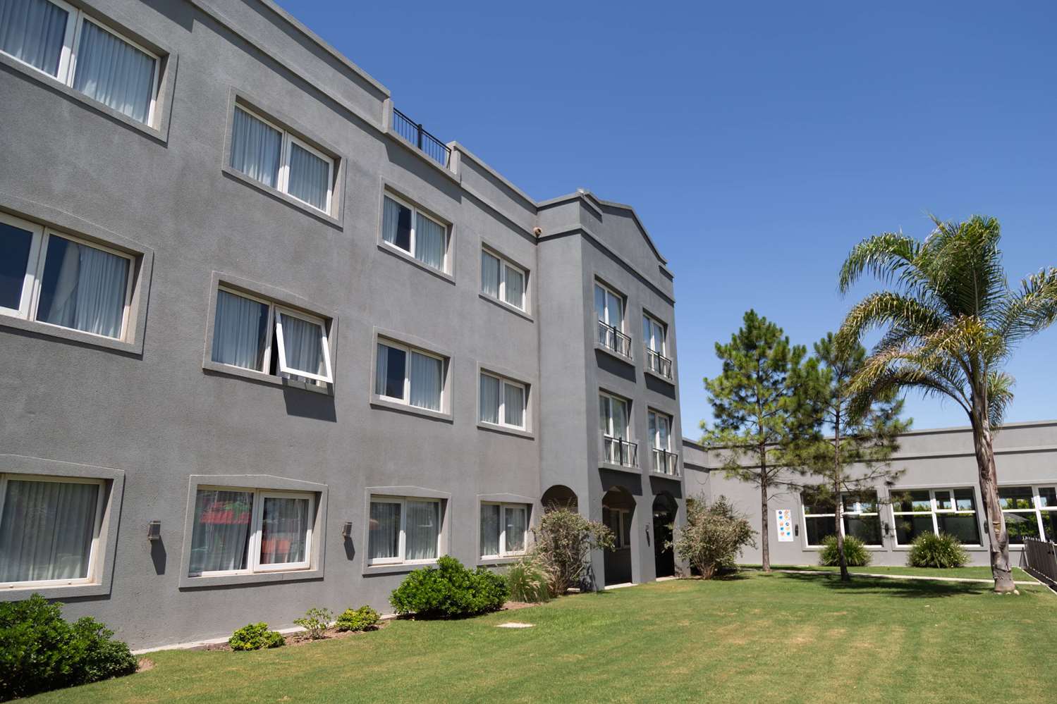 Howard Johnson by Wyndham Funes 55/67
