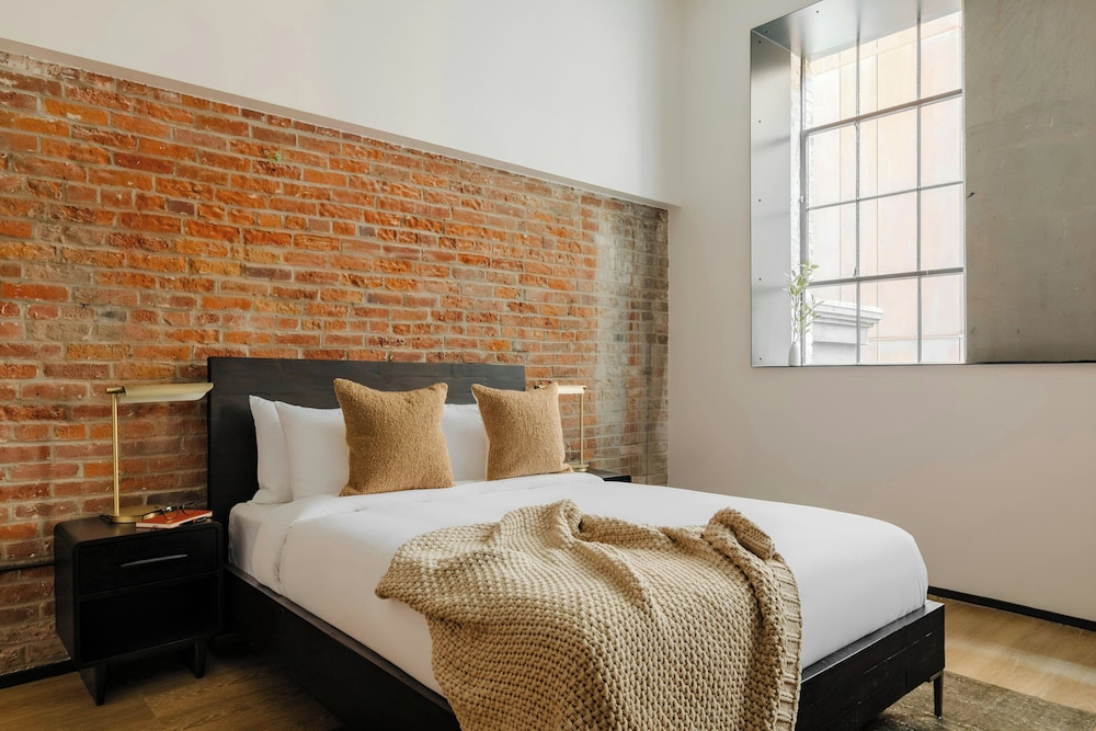 ROOM, QUEEN BED, ACCESSIBLE