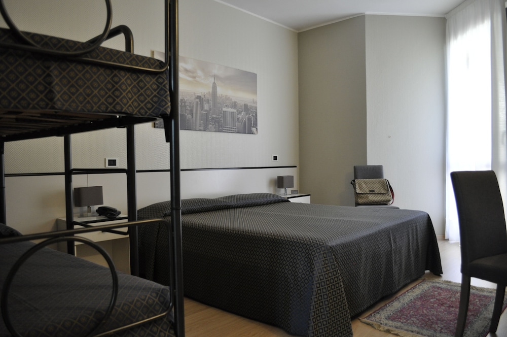 Hotel Est 7/42