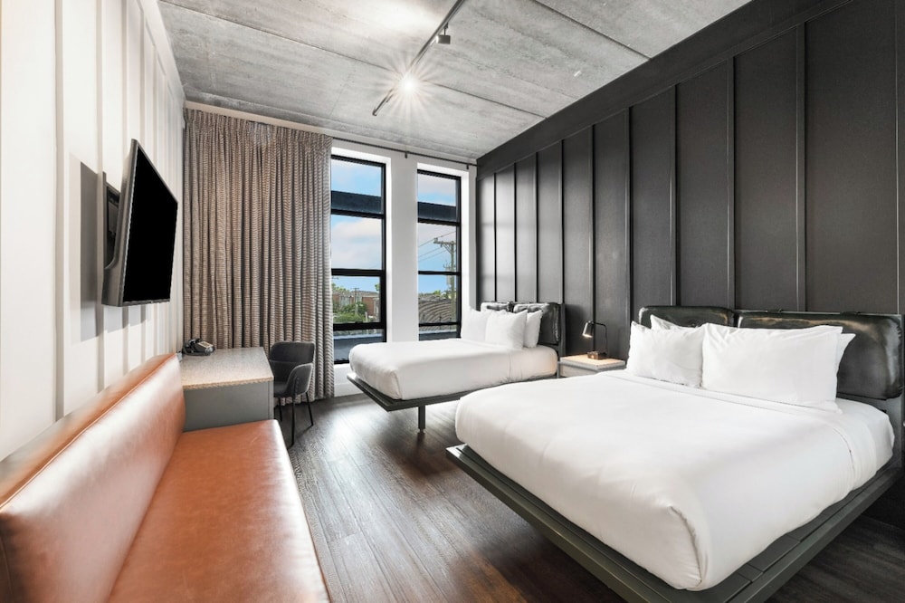 ROOM, SKYLINE VIEW