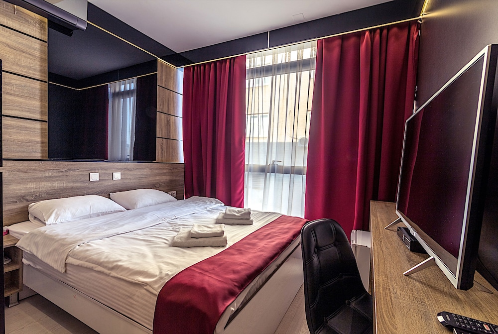 STANDARD, QUEEN BED