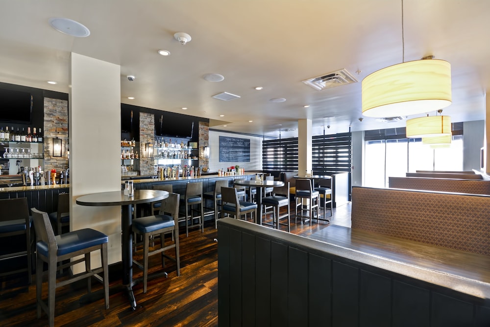 Holiday Inn Detroit Metro Airport 40/58
