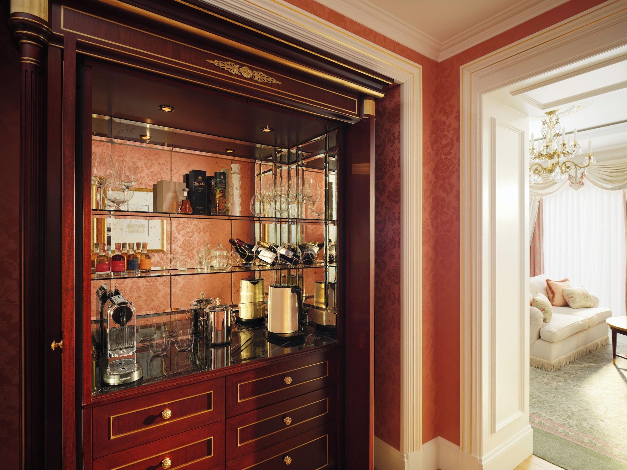 جناح جونيور، RITZ LONDON 3/3