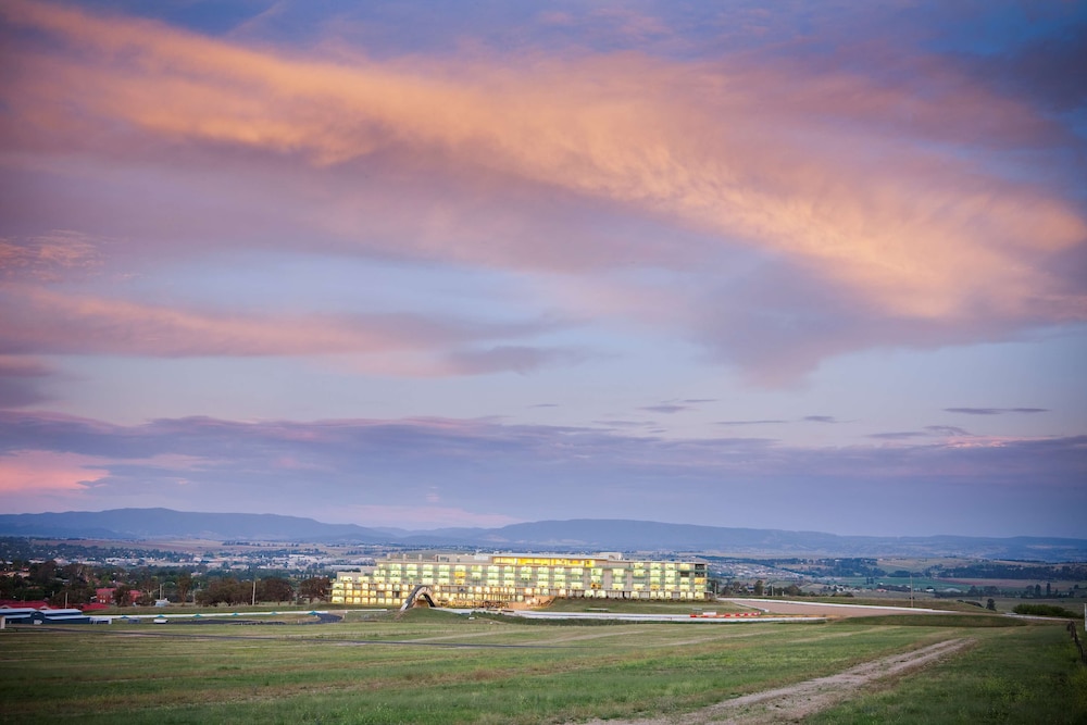 Rydges Mount Panorama Bathurst 62/66