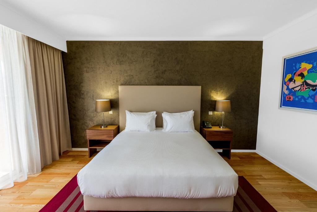 Garden, Twin Beds, Pool View